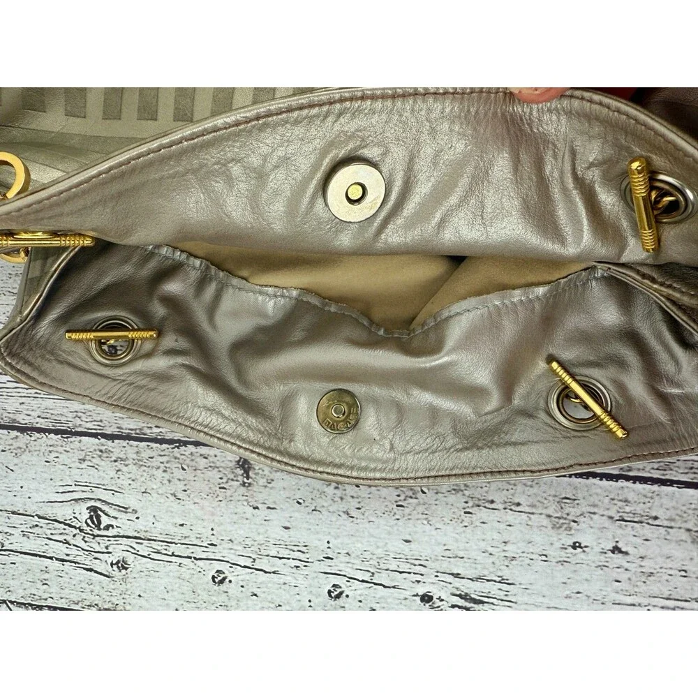 Vintage High Fashion Canada Gold Leather Shoulder Bag w/ Gold Chain Strap – Chic
